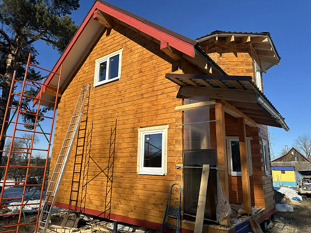 Монтаж наличников и окон VEKA  с обсадой в  доме из профилированного бруса 200 мм. Завершаем этап остекления